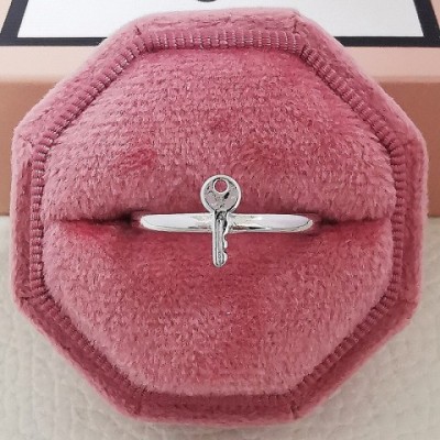 Sterg Sier Fashionable Sterling Silver Key Ring - Perfect Gift for Couples