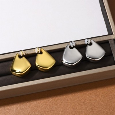 24SS Luxury Vintage 3D Triangle Geometric Stud Earrings for Women