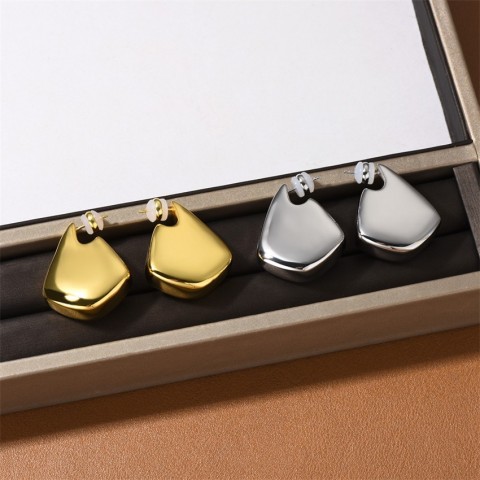 24SS Luxury Vintage 3D Triangle Geometric Stud Earrings for Women