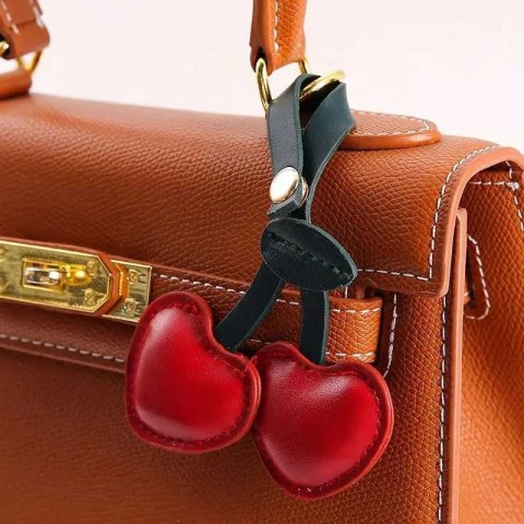 New Fashion Rural Leather Keychain with White Kirsite Stone for Boys