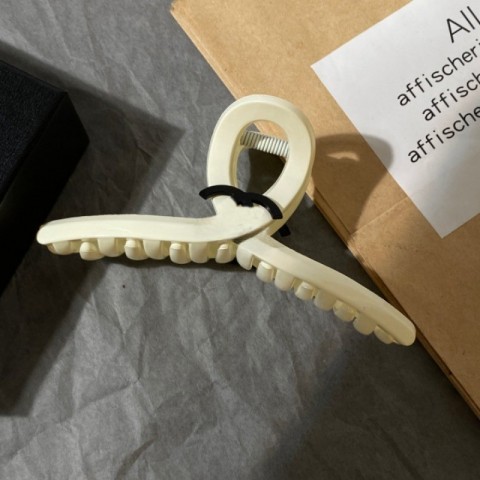 Luxury Shark Letter Hair Clips for Women, Black & White Barrettes, Classic Design, Everyday Use