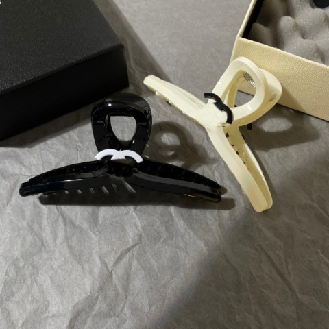 Luxury Shark Letter Hair Clips for Women, Black & White Barrettes, Classic Design, Everyday Use