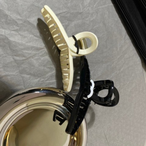 Luxury Shark Letter Hair Clips for Women, Black & White Barrettes, Classic Design, Everyday Use