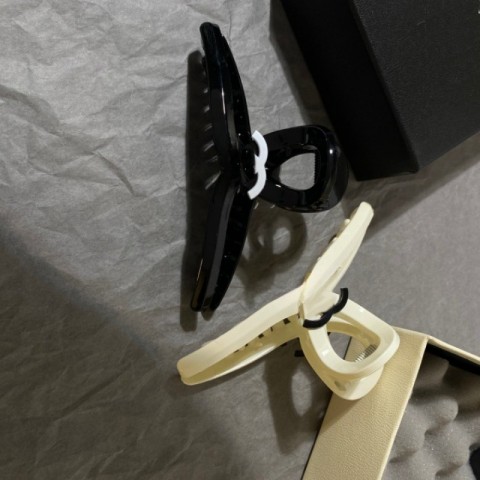 Luxury Shark Letter Hair Clips for Women, Black & White Barrettes, Classic Design, Everyday Use