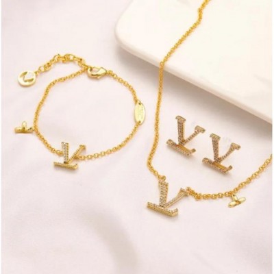 Newest 18K Gold Plated Four Leaf Clover Pendant Necklace for Unisex - Classic Wedding and Party Jewelry