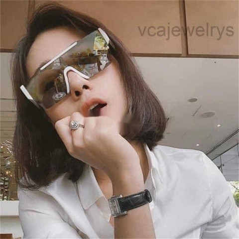 Luxury Brand Round Metal Frame Sunglasses for Men and Women with UV400 Protection