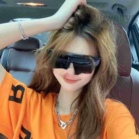 Luxury Brand Round Metal Frame Sunglasses for Men and Women with UV400 Protection