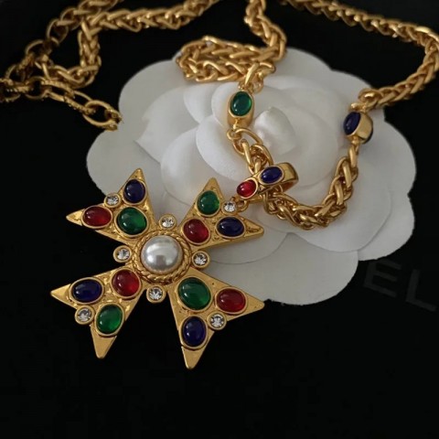 Fashion Medieval Glass Pendant Necklace - Lightweight Hollow Round Medal