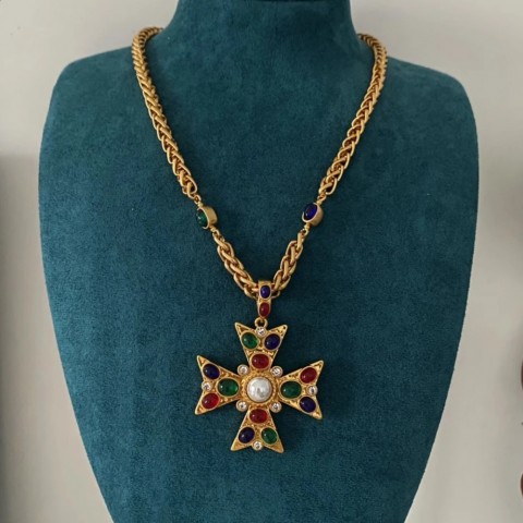 Fashion Medieval Glass Pendant Necklace - Lightweight Hollow Round Medal