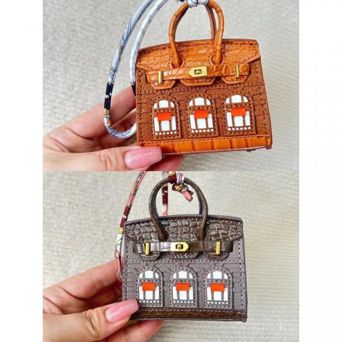 Elegant Designer Alloy Keychain with Personalized Options for Men and Women