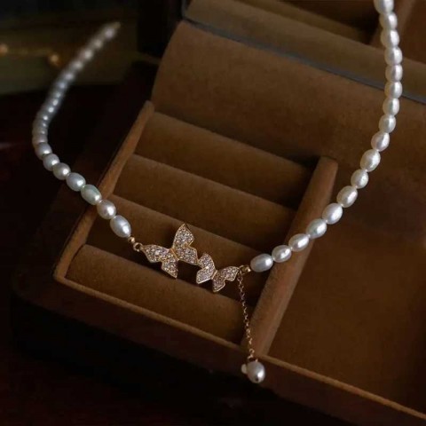 New Fashion Women's Retro Pearl Butterfly Pendant Necklace - Classic Pendant Necklace