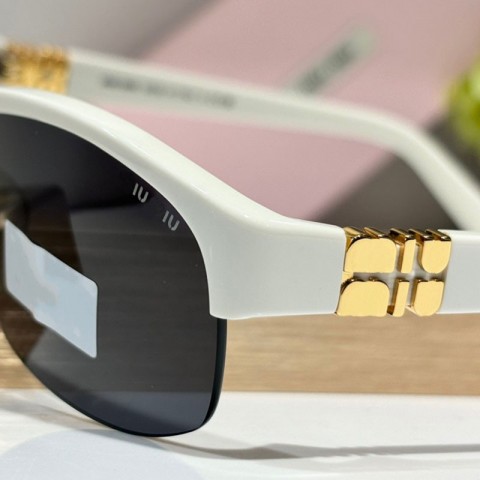 New Niu 2025 Fashionable Women's Curved Frame Sunglasses with Anti-UV Polarized Lenses